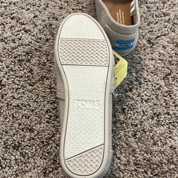 Toms Never Worn! - size 5.5 - Picture 3 of 4